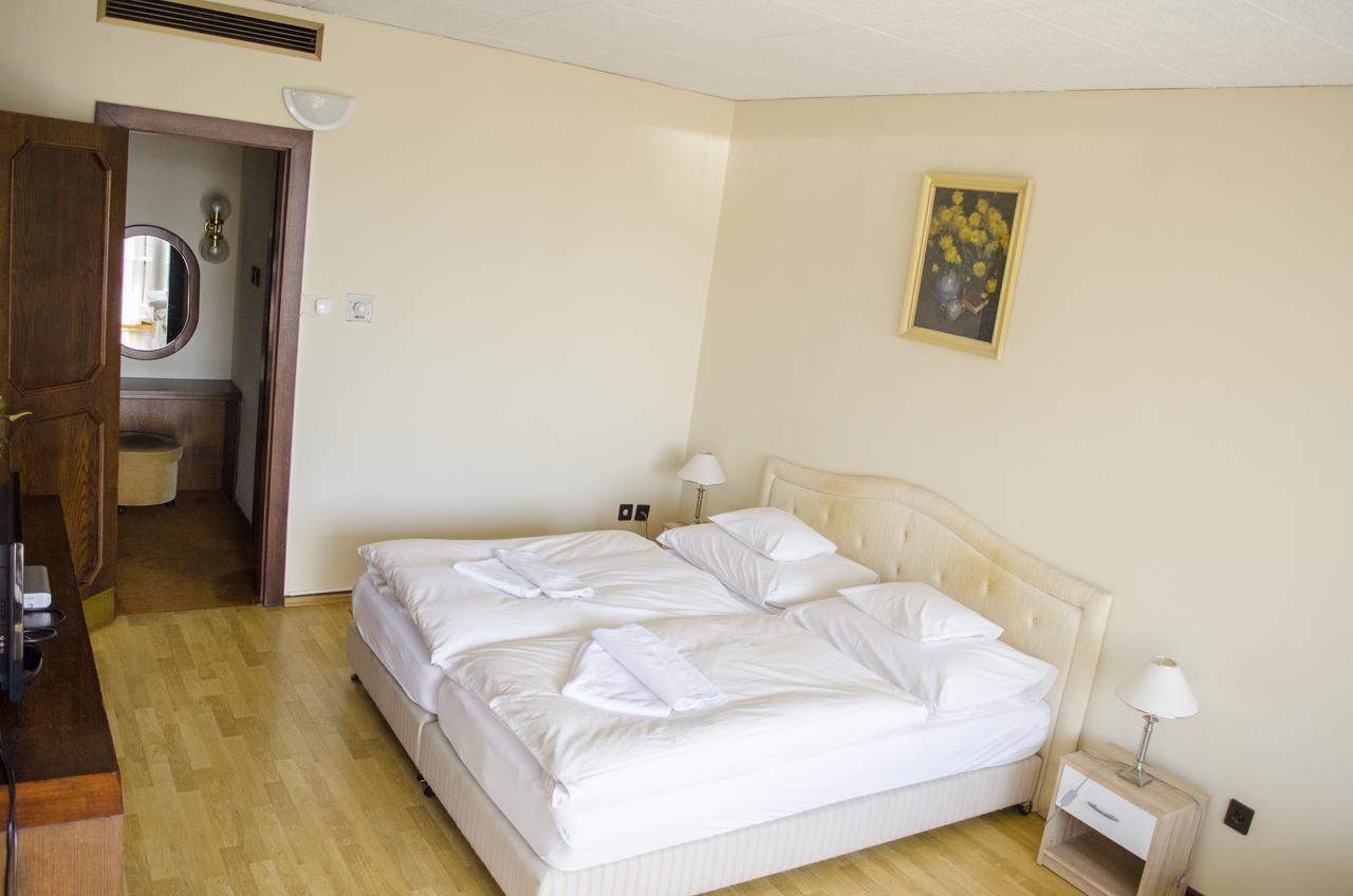 Hotel Konferencia Győr Extérieur photo