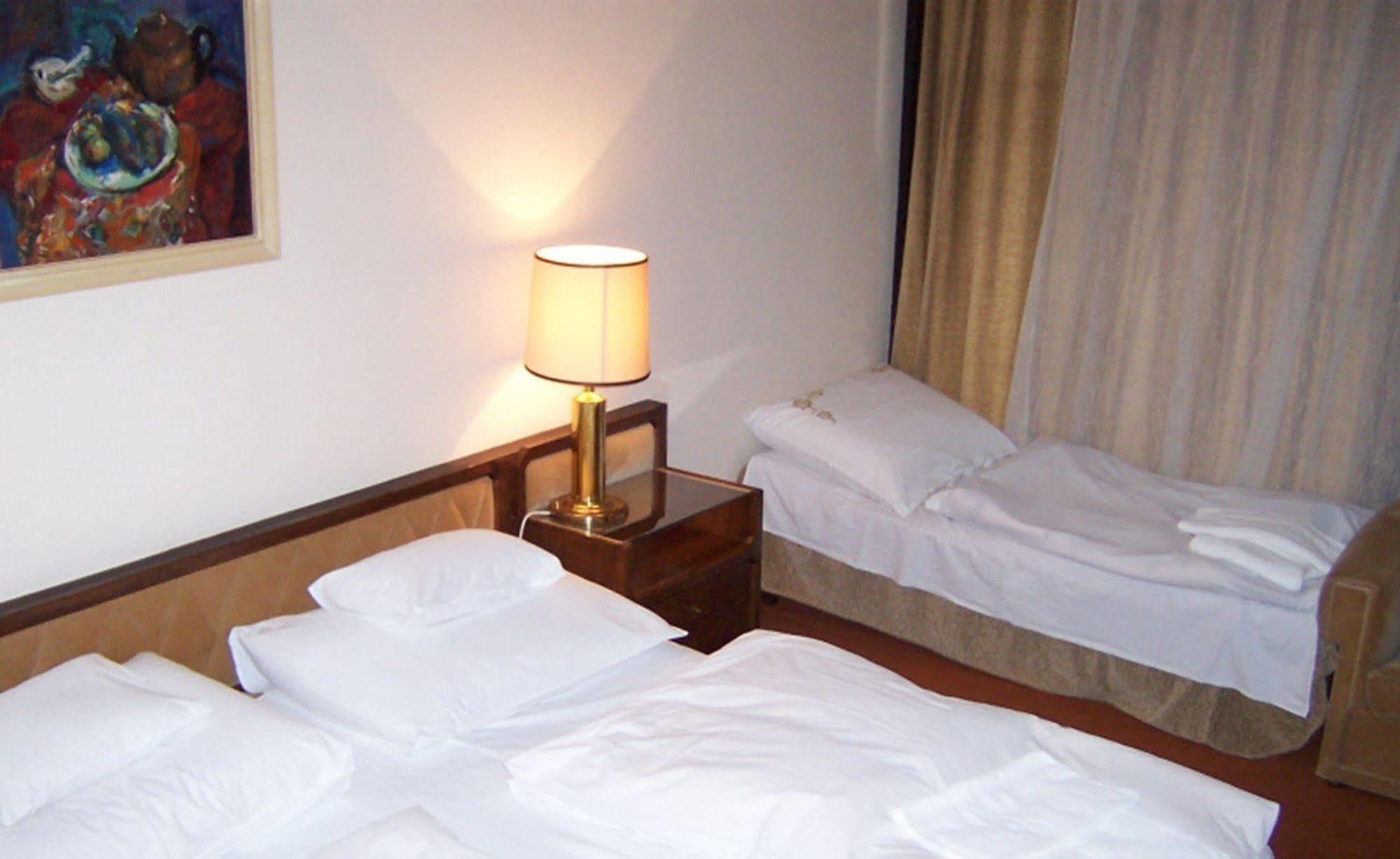 Hotel Konferencia Győr Extérieur photo